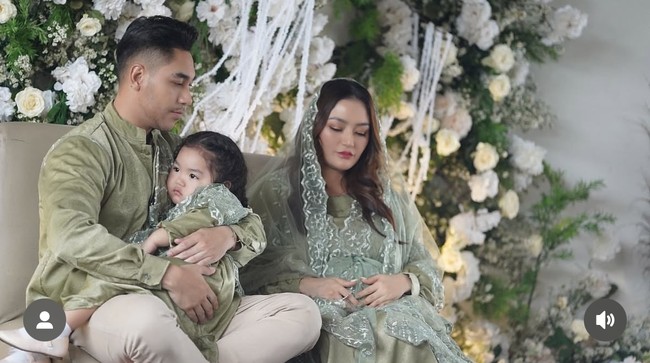 Acara pengajian berlangsung dengan lancar dan khidmat. Putri pertama Siti Badriah, Xarena terlihat anteng digendongan sang ayah. Foto: Instagram/@sitibadriah