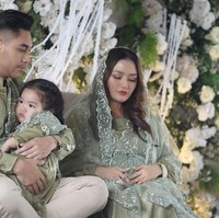 Acara pengajian berlangsung dengan lancar dan khidmat. Putri pertama Siti Badriah, Xarena terlihat anteng digendongan sang ayah. Foto: Instagram/@sitibadriah