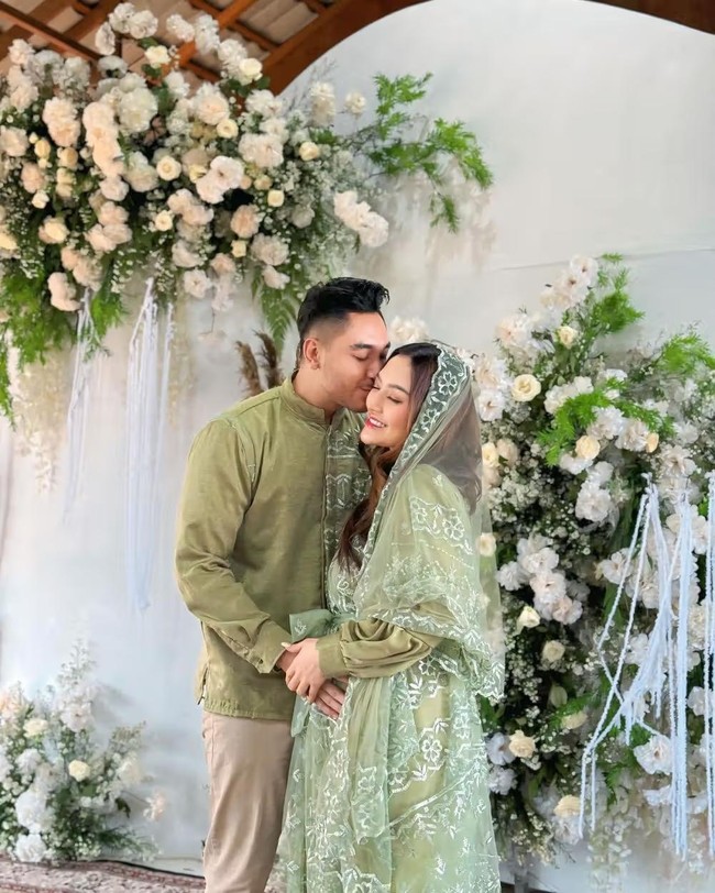 Akan segera menambah anggota keluarga baru, kebahagiaan tampak jelas di wajah Siti dan Krisjiana. Keduanya juga terlihat romantis dan mesra selama acara pengajian. Foto: Instagram/@sitibadriah