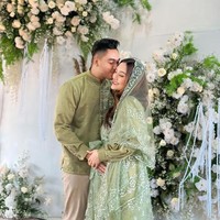 Akan segera menambah anggota keluarga baru, kebahagiaan tampak jelas di wajah Siti dan Krisjiana. Keduanya juga terlihat romantis dan mesra selama acara pengajian. Foto: Instagram/@sitibadriah