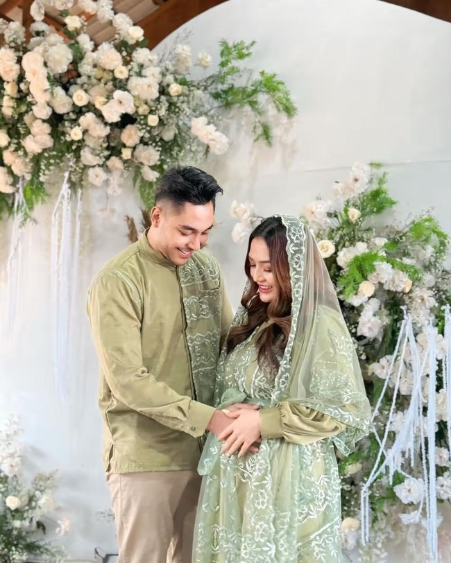 Walaupun sempat merasa sedih karena harus kehilangan salah satu janin yang dikandungnya, Siti Badriah kini sangat menjaga kehamilan calon anak keduanya tersebut. Sebagai suami siaga, Krisjiana pun selalu terlihat setia mendampingi. Foto: Instagram/@sitibadriah