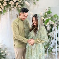 Walaupun sempat merasa sedih karena harus kehilangan salah satu janin yang dikandungnya, Siti Badriah kini sangat menjaga kehamilan calon anak keduanya tersebut. Sebagai suami siaga, Krisjiana pun selalu terlihat setia mendampingi. Foto: Instagram/@sitibadriah