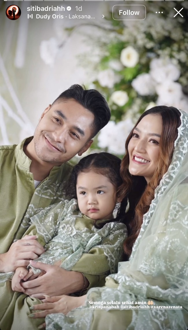 Pedangdut Siti Badriah diketahui saat ini tengah mengandung calon anak keduanya dengan Krisjiana Baharudin. Memasuki usia kandungan 4 bulan, Siti dan suaminya itu mengadakan pengajian untuk mendoakan bayi dalam perutnya. Foto: Instagram/@sitibadriah