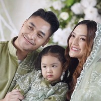 Pedangdut Siti Badriah diketahui saat ini tengah mengandung calon anak keduanya dengan Krisjiana Baharudin. Memasuki usia kandungan 4 bulan, Siti dan suaminya itu mengadakan pengajian untuk mendoakan bayi dalam perutnya. Foto: Instagram/@sitibadriah