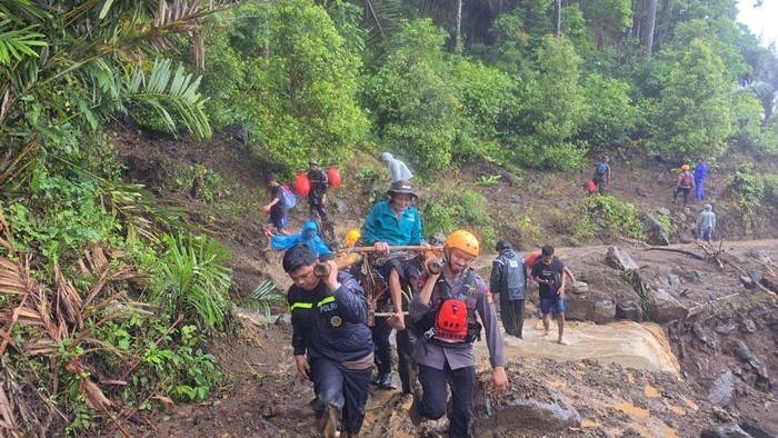 Tim SAR Gabungan melakukan evakuasi terhadap warga korban longsor di Desa Mattabbulu, Kabupaten Soppeng, Sulawesi Selatan (Sulsel).