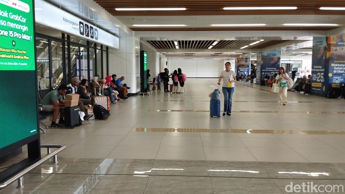 Stasiun Kereta Cepat (Whoosh), Halim, Jakarta Timur mulai dipadati warga yang hendak berpergian di momen libur Natal 2024 dan Tahun Baru 2025.  (Fawdi/detikcom).