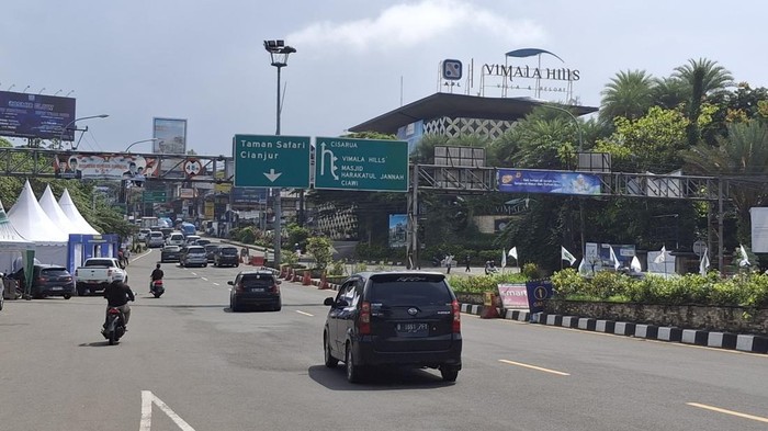 Suasana di Simpang Gadog pada Minggu (22/12/2024) siang-(Sholihin/detikcom)