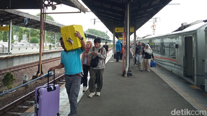 Suasana di stasiun Cirebon Kejaksan jelang Nataru