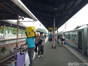Jelang Nataru, Ribuan Penumpang KA Tiba di Stasiun Cirebon
