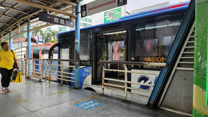 Suasana halte bus TransJakarta di Blok M (Adrial/detikcom)