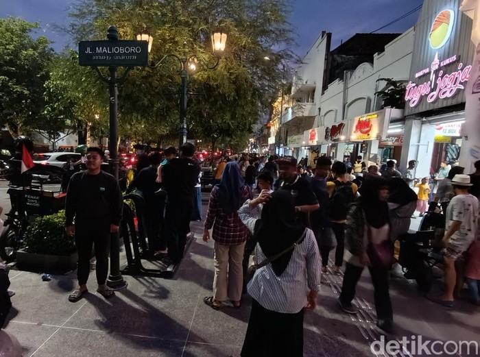 Suasana Malioboro Jogja saat musim libur Natal-Tahun Baru, Minggu (22/12/2024).