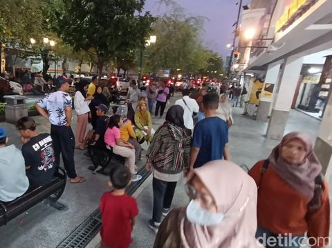 Suasana Malioboro Jogja saat musim libur Natal-Tahun Baru, Minggu (22/12/2024).