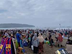 Serbuan Wisatawan di Pantai Pangandaran
