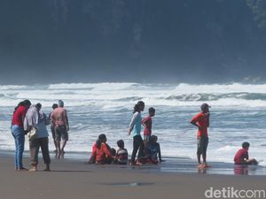 Ribuan Wisatawan Padati Pantai Parangtritis di Libur Natal