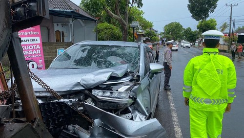 Kondisi kendaraan yang terlibat kecelakaan beruntun di Jalan Denpasar-Gilimanuk, tepatnya di Desa Yehsumbul, Kecamatan Mendoyo, Kabupaten Jembrana, Bali Sabtu (21/12/2024).