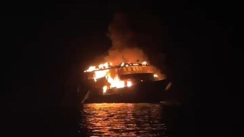 Tangkapan layar kapal penumpang Maluku Explorer terbakar di perairan Pulau Monyet, Labuan Bajo, Manggarai Barat, Nusa Tenggara Timur (NTT), Minggu (22/12/2024) malam.