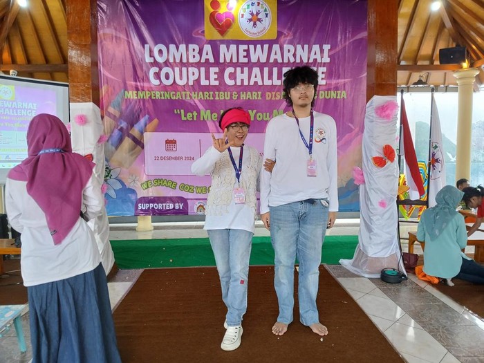 Theodosia Siwi dan putranya, Rama Dani Syafriyar, di Lomba Mewarnai Inklusi di SD Inklusi Fun and Play Semarang, Kecamatan Banyumanik, Minggu (22/12/2024).