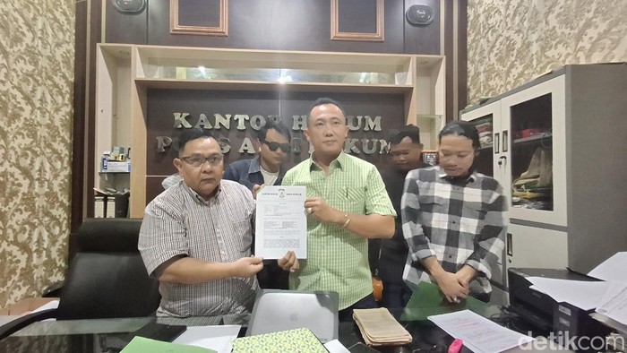 Tim Kuasa hukum saat menunjukkan surat kuasa dari korban