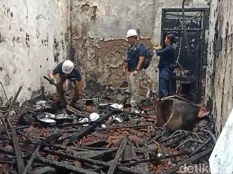 Tim Labfor Polda Jateng melakukan olah TKP kebakaran di gedung DPRD Kabupaten Pekalongan, Minggu (22/12/2024).