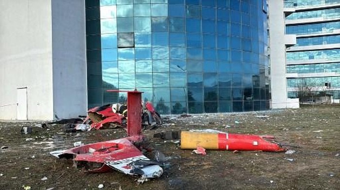 This handout photograph taken and released by the Demiroren News Agency (DHA) on December 22, 2024, shows debris of a helicoper following a crash after it hit the fourth floor of a hospital during takeoff killing two pilots, a doctor and a worker on board, in Mugla. (Photo by Handout / DHA (Demiroren News Agency) / AFP) / - Turkey OUT / RESTRICTED TO EDITORIAL USE - MANDATORY CREDIT AFP PHOTO / DHA (Demiroren News Agency)  - NO MARKETING - NO ADVERTISING CAMPAIGNS - DISTRIBUTED AS A SERVICE TO CLIENTS