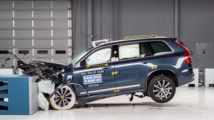 Volvo XC90 dites tabrak oleh IIHS