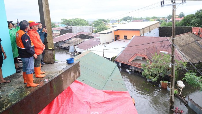 Wali Kota Makassar Danny Pomanto meninjau banjir di Kecamatan Manggala.