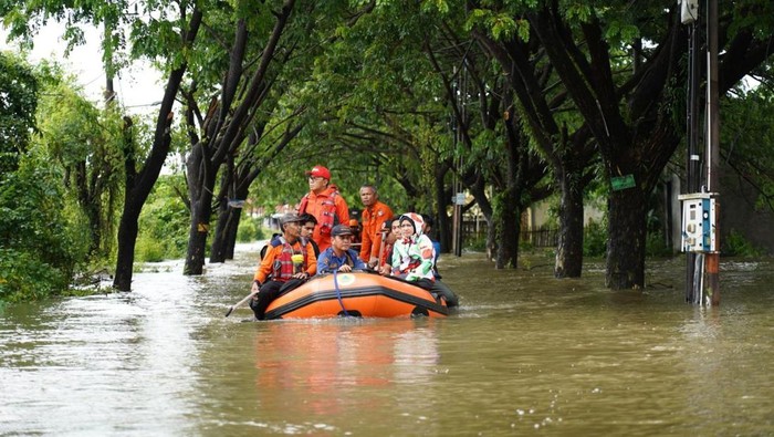 Wali Kota Makassar Danny Pomanto meninjau banjir di Kecamatan Manggala.