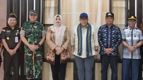 Wamen PKP Fahri Hamzah disambut Pj Wali Kota Bima Muhktar Landa, Bupati Bima Indah Dhamayanti Putri Setya, serta sejumlah pejabat Pemkab dan Pemkot Bima di Bandara Bima, Minggu (22/12/2024). (Foto: Dok. Pemkot Bima)