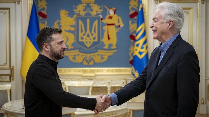 Presiden Ukraina Volodymyr Zelensky mengatakan telah bertemu dengan Direktur CIA Amerika Serikat (AS) William Burns di Ukraina. Hal in sebuah pengungkapan publik yang langka mengenai pertemuan antara keduanya di tengah invasi Rusia.