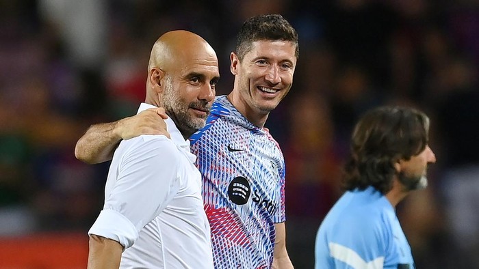 BARCELONA, SPAIN - AUGUST 24: Pep Guardiola, Manager of Manchester City speaks to Robert Lewandowski of FC Barcelona as Erling Haaland of Manchester City speaks to a member of the coaching staff at Manchester City after the friendly match between FC Barcelona and Manchester City at Camp Nou on August 24, 2022 in Barcelona, Spain. (Photo by David Ramos/Getty Images)