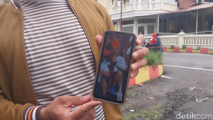 Adik korban, Anggito Sianipar saat menunjukkan foto korban.
