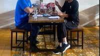 Berkunjung ke Yogyakarta dan bertemu Jokowi, keduanya tampak santai berbincang ditemani nasi gudeg andalan di sana. Foto: Dokumentasi AHY/Archive