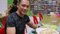 AHY masuk ke dalam jajaran politisi yang hobi makan durian. Di berbagai kesempatan AHY sering makan durian dan memilih buah durian langsung di toko. Foto: Dokumentasi AHY/Archive