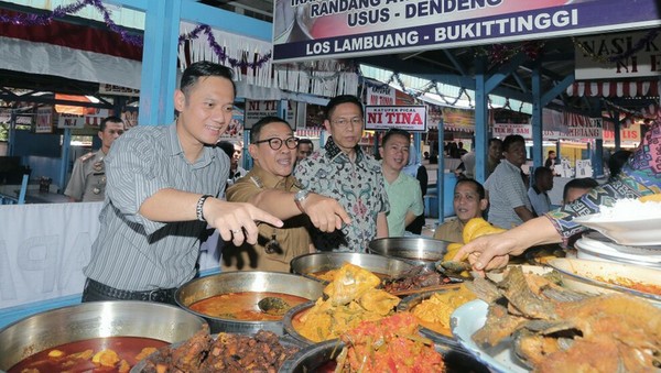 AHY Suka Kulineran di Berbagai Kota, Makan Mie Yamin hingga Nasi Kapau