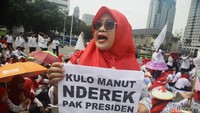Ratusan guru swasta berunjukrasa di kawasan Patung Kuda, Jl Medan Merdeka Selatan, Jakarta, Senin (23/12/2024).  