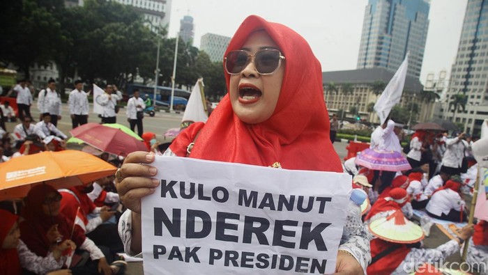Aksi Guru Swasta Minta Tunjangan Rp 2 Juta/bulan Ratusan guru swasta demo di kawasan Patung Kuda, Jakarta. Mereka menuntut pemerintah memberikan tunjangan guru swasta Rp 2 juta/orang/bulan.
