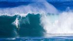 Aksi Peselancar Taklukan Ombak di Teluk Hawaii
