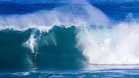 Eddie Aikau Big Wave Invitational adalah acara utama dalam olahraga selancar, yang dikenal sebagai Super Bowl of Surfing, dan merayakan keberanian peselancar ombak besar serta menghormati para pendahulunya.