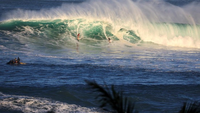 Eddie Aikau Big Wave Invitational kembali digelar di Teluk Waimea, Hawaii. Acara ini merayakan keberanian peselancar dan warisan budaya Hawaii.