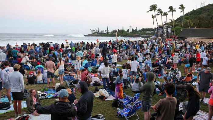Aksi Peselancar Taklukan Ombak di Teluk Hawaii Eddie Aikau Big Wave Invitational kembali digelar di Teluk Waimea, Hawaii. Acara ini merayakan keberanian peselancar dan warisan budaya Hawaii.