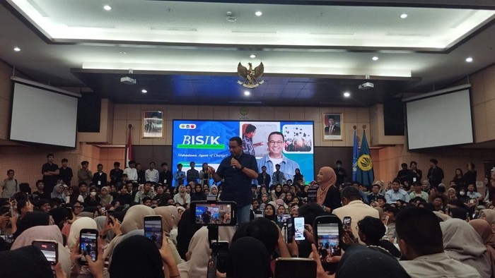 Anies Baswedan berbicara dalam acara Bincang Asik Bersama Anies Baswedan di UNJ, Rawamangun, Jakarta Timur, Senin (23/12/2024).