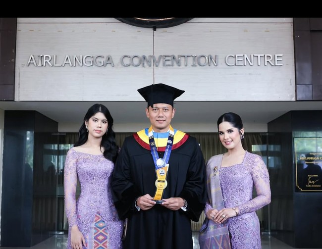 Annisa dan Almira tampil kompak mengenakan kebaya berwarna lilac. Almira memilih model semi sabrina, sementara Annisa memilih kerah U untuk kebayanya. Foto: Instagram/@annisayudhoyono