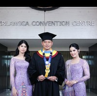 Annisa dan Almira tampil kompak mengenakan kebaya berwarna lilac. Almira memilih model semi sabrina, sementara Annisa memilih kerah U untuk kebayanya. Foto: Instagram/@annisayudhoyono