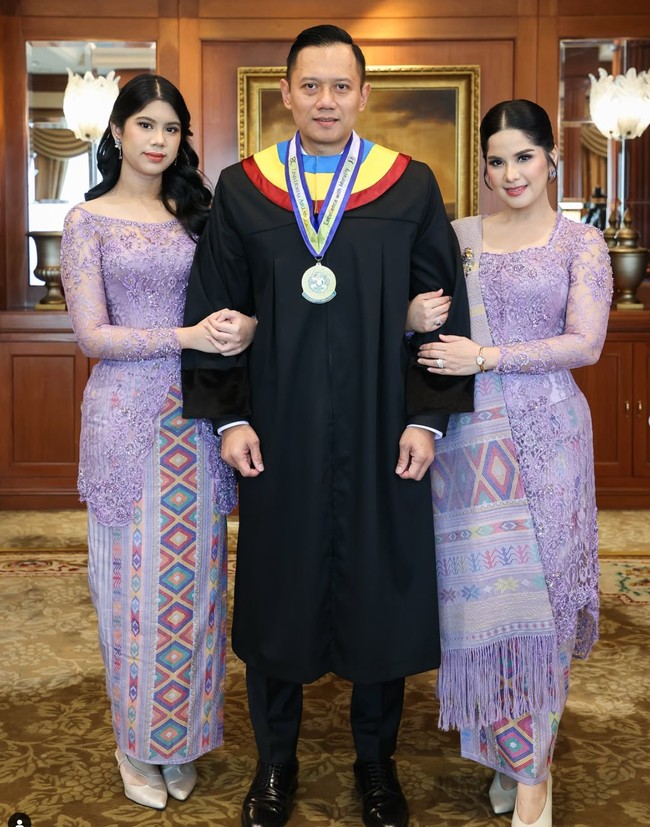 Kebaya brukat berbodir yang dihiasi beads tersebut tampak simpel namun tetap elegan dan manis. Kebaya tersebut kemudian dipadukan dengan kain tenun warna pastel yang senada. Foto: Instagram/@annisayudhoyono