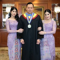 Kebaya brukat berbodir yang dihiasi beads tersebut tampak simpel namun tetap elegan dan manis. Kebaya tersebut kemudian dipadukan dengan kain tenun warna pastel yang senada. Foto: Instagram/@annisayudhoyono