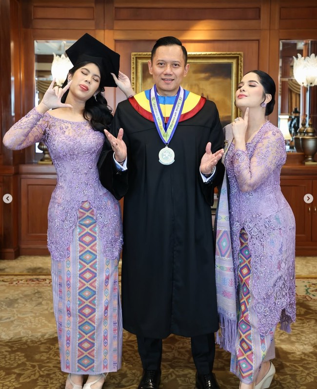 Annisa menambahkan selempang kain tenun yang membuat penampilannya jadi lebih rapi dan anggun. Terllihat ketiganya yang kompak memamerkan beragam ekspresi bahagia mereka. Foto: Instagram/@annisayudhoyono