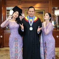 Annisa menambahkan selempang kain tenun yang membuat penampilannya jadi lebih rapi dan anggun. Terllihat ketiganya yang kompak memamerkan beragam ekspresi bahagia mereka. Foto: Instagram/@annisayudhoyono