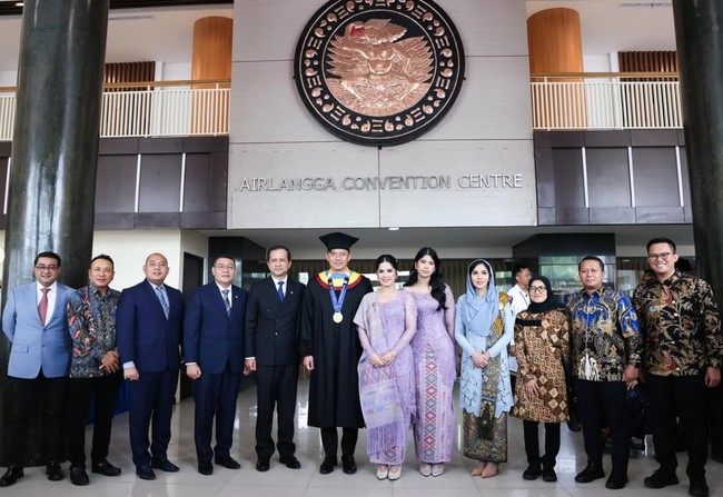 AHY sendiri dinyatakan lulus dari Universitas Airlangga (Unair) Surabaya dengan predikat cumlaude pada Program Studi Pengembangan Sumber Daya Manusia. Wisudanya digelar di Gedung Airlangga Convention Center (ACC) pada Minggu (22/12/24). Foto: Instagram/@annisayudhoyono