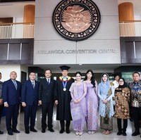 AHY sendiri dinyatakan lulus dari Universitas Airlangga (Unair) Surabaya dengan predikat cumlaude pada Program Studi Pengembangan Sumber Daya Manusia. Wisudanya digelar di Gedung Airlangga Convention Center (ACC) pada Minggu (22/12/24). Foto: Instagram/@annisayudhoyono