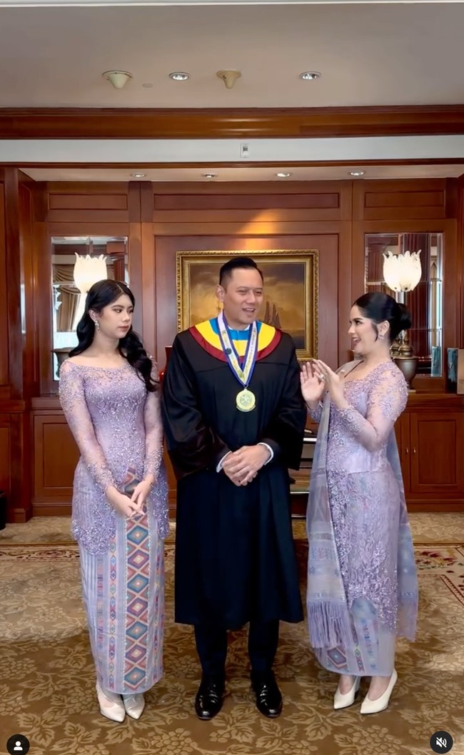 Penampilan Almira yang kini sudah makin dewasa juga tak kalah mencuri atensi. Lahir pada 17 Agustus 2008, Almira kini berusia 16 tahun. Penampilannya pun makin cantik tak kalah dari sang mama. Foto: Instagram/@annisayudhoyono